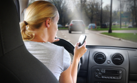 Rămîi fără permis dacă ești prins că vorbești la telefon în timp ce conduci