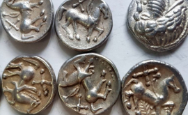 Un pasionat de detecție de metale a găsit 91 de monede dacice de argint