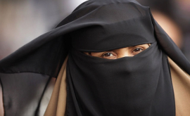 O senatoare a mers în parlament îmbrăcată în burka FOTOVIDEO