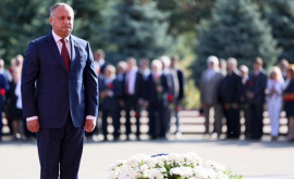 Президент РМ возложил цветы к мемориалу Вечность 