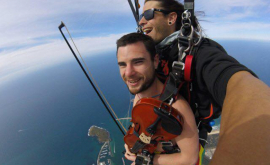 Мужчина прыгнул с парашютом играя на скрипке ФОТО ВИДЕО