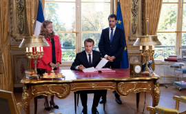 Președintele Emmanuel Macron semnează legi în direct