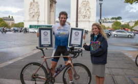 Un biciclist a doborît recordul mondial pedalînd în jurul lumii 79 de zile