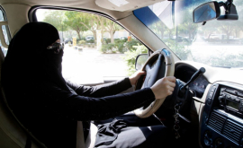 Regele din Arabia Saudită lea dat femeilor dreptul să conducă mașini