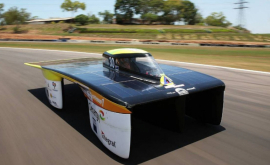 Mașinile pe bateriile solare au participat la o cursă în Australia VIDEO