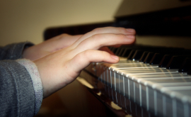 Un pianist va cînta veșnic în Scuarul Europei din capitală VIDEO