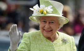 Королева Елизавета II имеет при себе деньги только в определенный день Почему