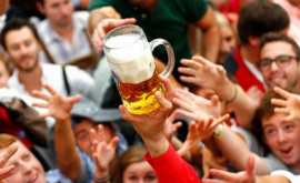 Тысячи литров пива вылились на дорогу в Германии ВИДЕО