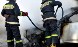 Salvatorii luptă cu focul izbucnit întro mașină VIDEO