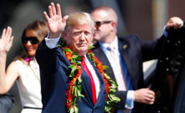 Трампа встретили плакатами Добро пожаловать в Кению по приезду на Гавайи ВИДЕО