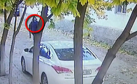 Încătușat de poliţişti pentru furt din automobil VIDEO
