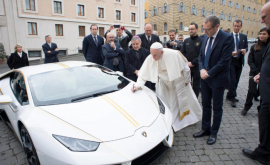 Papa Francisc vinde un Lamborghini la licitație FOTO