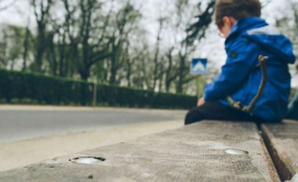 Doi copii de 7 și 3 ani găsiți singuri noaptea pe străzile din capitală