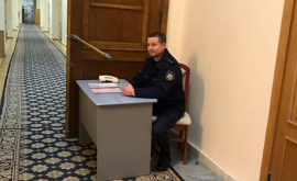 Мунтяну Сильвия Раду установила полицейский пост возле своего кабинета 