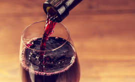 Бокал вина столь же вреден как три рюмки водки