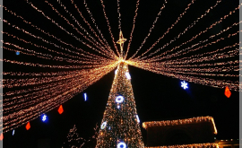 Sute de Moși Crăciuni au inaugurat Orașelul Poveștilor la Chișinău