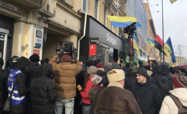 Polițiștii au blocat intrarea în fața tribunalului din Kiev unde a fost adus Saakașvili