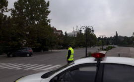 Polițiștii în ajutorul șoferilor pe străzile capitalei VIDEO