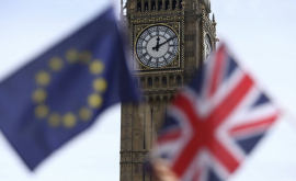 Marea Britanie anunţă că îşi schimbă paşapoartele după Brexit