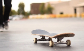 Un buldog pe un skateboard face furori pe rețelele de socializare