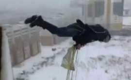 Cum a sărit un bărbat cu paraşuta de la balconul unui bloc VIDEO 