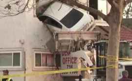 Un șofer a zburat cu mașina în etajul 2 al unei clădiri VIDEO