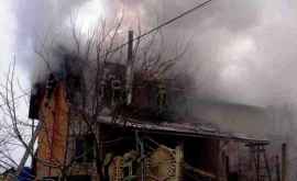 Acoperişul unei case din Criuleni distrus de flăcări FOTO