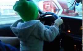 O şoferiţă din Capitală surprinsă cum circula cu peste 80 kmh cu copilul pe braţe VIDEO