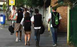 50 dintre tinerii moldoveni recunosc că lipsesc de la lecții