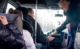 Șoferul de microbuz care privea filme la volan a fost sancționat