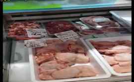 300 kg de carne și mezeluri cu termen expirat găsite în magazine VIDEO