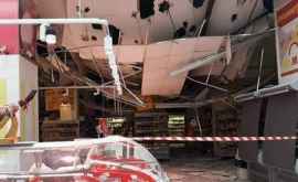 Li sa prăbușit tavanul în cap Podul unui supermarket a cedat FOTO