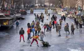 Canalele din Amsterdam luate cu asalt de amatorii de patinaj