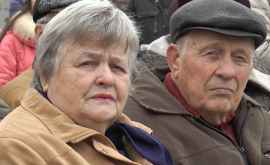 Bătrânii vor primi pensii mai mari din luna aprilie
