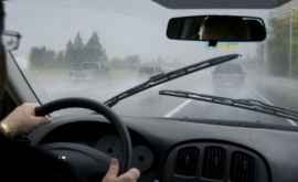 Sfaturi pentru siguranţa la volan pe timp de ploaie