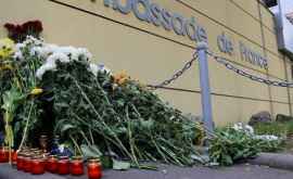  У Посольства Франции люди возлагают цветы почтив помять погибшего полицейского