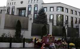 Жители столицы несут цветы к посольству России в Кишиневе