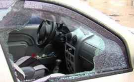 Scandal pe strada Șciusev Un individ a zdrobit trei mașini cu o lopată