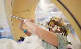 În SUA o femeie cîntă la flaut în timp ce este operată pe creier
