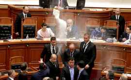 Premierul Albaniei atacat cu făină în Parlament VIDEO
