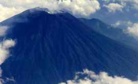 В Индонезии вулкан Мерапи выбросил столб пепла проводится эвакуация населения ВИДЕО