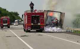 Un camion a luat foc în mers VIDEO