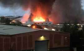 Incendiu uriaș în Glasgow 60 de pompieri se străduiesc să stingă focul