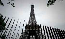 Francezii construiesc un gard în jurul Turnului Eiffel