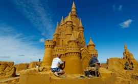 Огромные песчаные скульптуры захватили бельгийский пляж ВИДЕО
