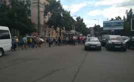 Traficul rutier sistat pe cîteva străzi din Capitală din cauza protestului din fața CSJ