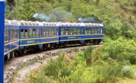 Două trenuri pline cu turişti străini sau ciocnit în Peru