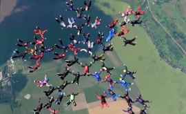 Сîteva parașutiste au stabilit un record mondial VIDEO