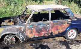 La Orhei un automobil a fost mistuit de flăcări FOTO