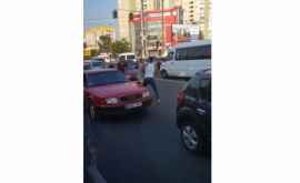 Reglări de conturi Doi șoferi sau luat la bătaie în plină stradă VIDEO 